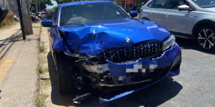 Dono de lava-jato pega BMW de cliente, avança sinal e causa acidente em BH