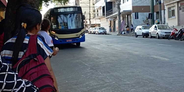 Motoristas do transporte público fazem paralisação em Divinópolis