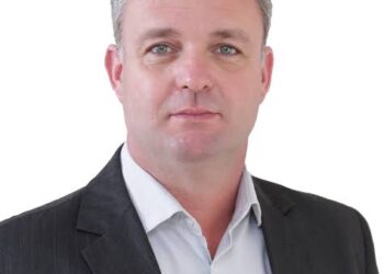 Câmara Municipal derruba veto e aprova projeto que amplia acesso a serviços de água e esgoto