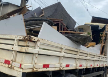 Ação contra a dengue retira cinco caminhões de entulho em Córrego Fundo