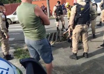 Jovem é preso após assaltar restaurante, perder dinheiro na fuga e ficar preso em bueiro em Poços de Caldas, MG