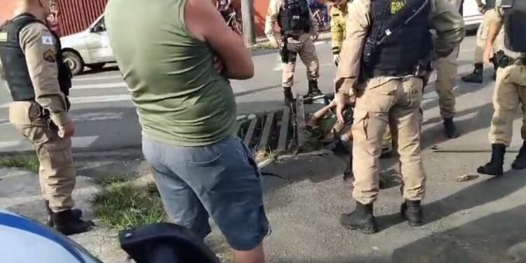 Jovem é preso após assaltar restaurante, perder dinheiro na fuga e ficar preso em bueiro em Poços de Caldas, MG