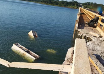 Carreta com óleo vegetal cai dentro de rio e cidade mineira suspende abastecimento de água
