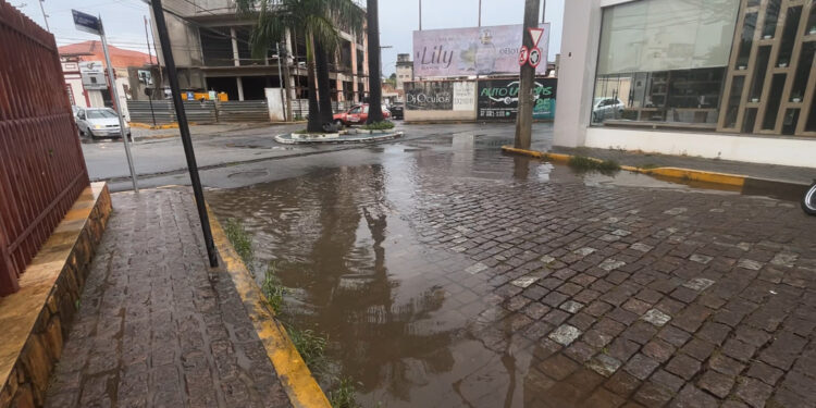 Problemas de drenagem na Rua Coronel José Gonçalves da Marante deverão ser solucionados, afirma secretário de Obras