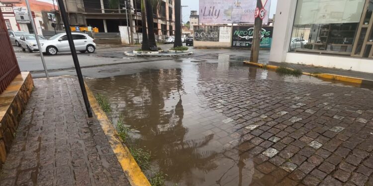 Problemas de drenagem na Rua Coronel José Gonçalves da Marante deverão ser solucionados, afirma secretário de Obras