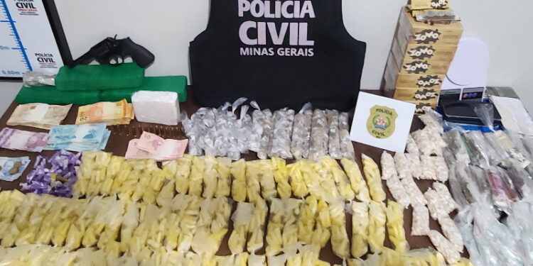 PCMG deflagra operação e apreende mais de mil pinos de cocaína em Nova Serrana