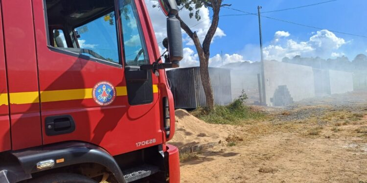 Incêndio em contêiner destrói equipamentos de construção civil em Formiga