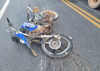 Motociclista fica gravemente ferido após colisão com carreta na BR-354, em Formiga