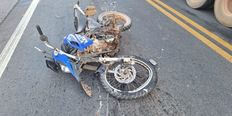 Motociclista fica gravemente ferido após colisão com carreta na BR-354, em Formiga