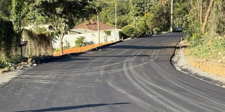 Córrego Fundo ganha mais ruas asfaltadas no bairro São Geraldo