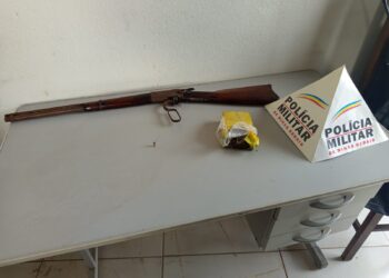 Polícia Militar apreende drogas e arma de fogo em casa abandonada no bairro Novo Santo Antônio, em Formiga