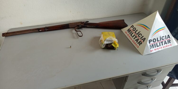 Polícia Militar apreende drogas e arma de fogo em casa abandonada no bairro Novo Santo Antônio, em Formiga