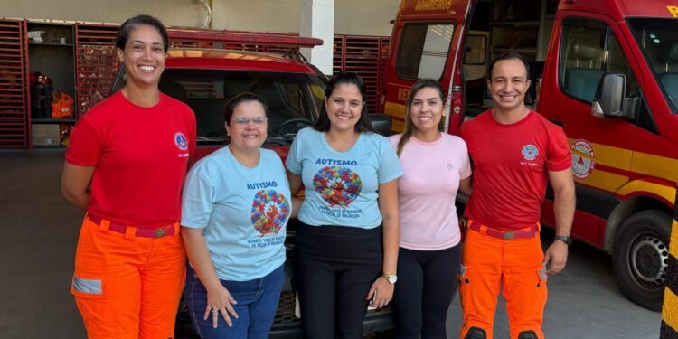 Família Formiga Azul dialoga com bombeiros sobre atendimento a pessoas com Transtorno do Espectro Autista (TEA)