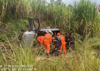 Capotamento na BR-354 deixa duas pessoas feridas em Candeias