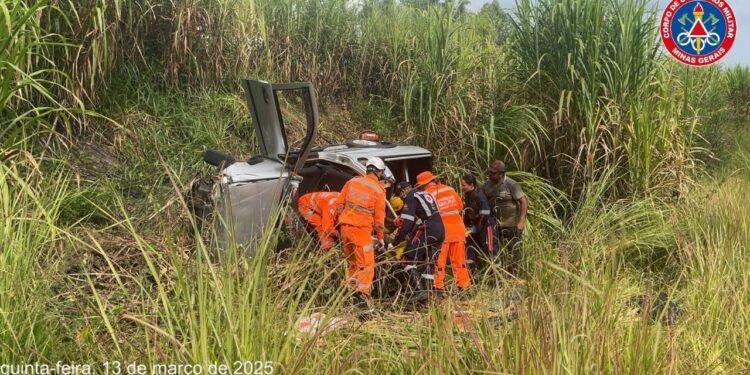 Capotamento na BR-354 deixa duas pessoas feridas em Candeias
