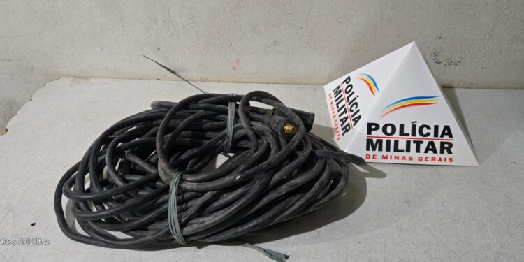 PM prende dois homens por furto e receptação de cabos de cobre em Arcos