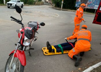 Queda de motocicleta deixa duas vítimas feridas em Arcos