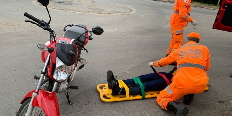Queda de motocicleta deixa duas vítimas feridas em Arcos