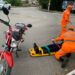 Queda de motocicleta deixa duas vítimas feridas em Arcos