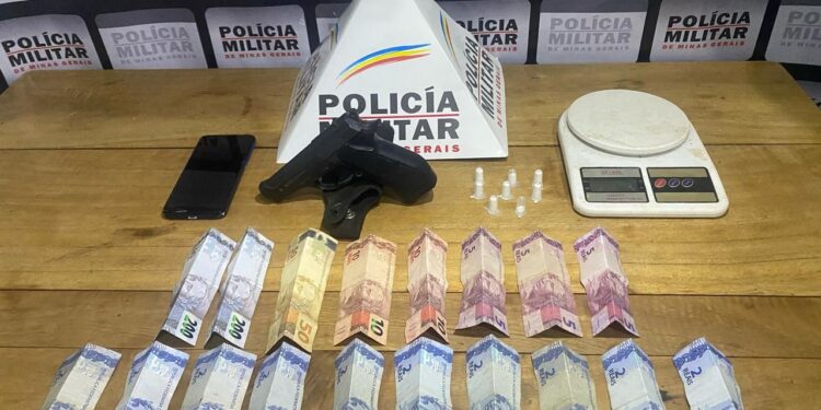 Suspeito é preso por tráfico de drogas e simulacro de arma de fogo é apreendido em Bambuí