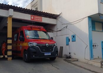 Gestante se fere ao tentar ajudar jovem que caiu de totem em posto de combustíveis de Arcos