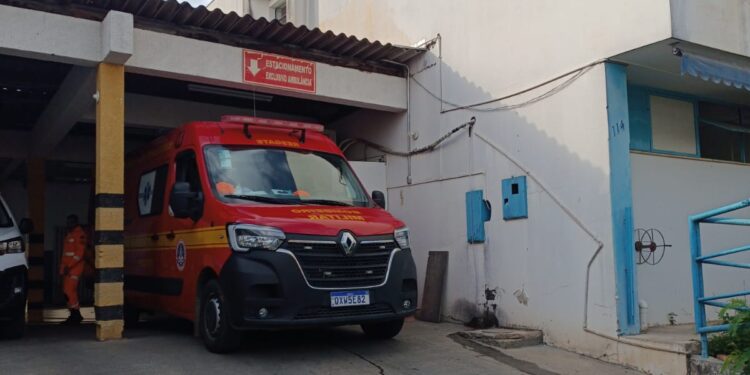 Gestante se fere ao tentar ajudar jovem que caiu de totem em posto de combustíveis de Arcos