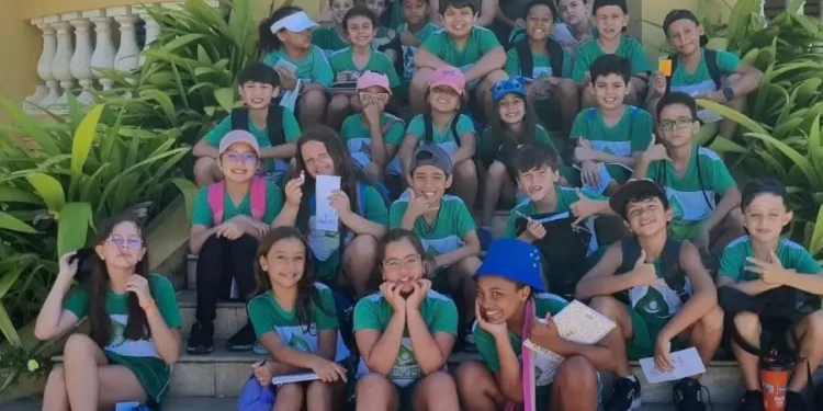 Alunos do Centro de Educação Crescer mergulham na história de Formiga em visita ao Museu Municipal