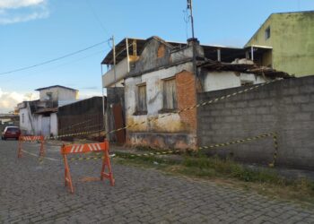 Bombeiros e Defesa Civil avaliam risco de desabamento em residência no bairro Nossa Senhora Aparecida