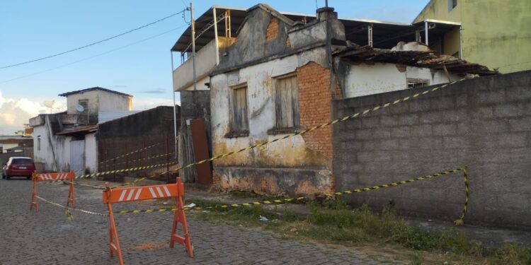 Bombeiros e Defesa Civil avaliam risco de desabamento em residência no bairro Nossa Senhora Aparecida