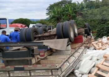 Veículo com placa de Formiga tomba na MGC-491 e deixa vítima fatal