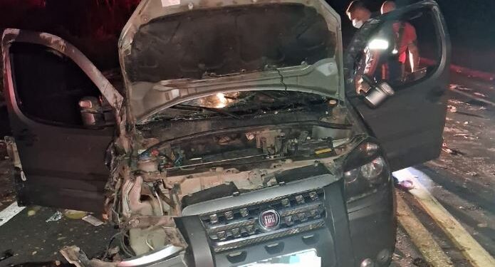 Uma pessoa fica ferida após veículo capotar na BR-354