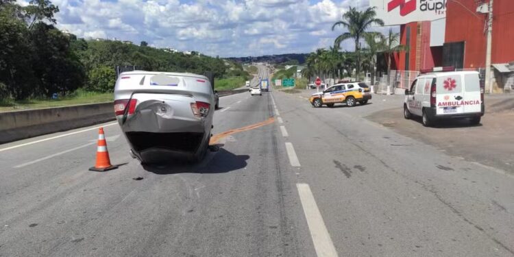 Criança arremessada de carro após acidente em Divinópolis está internada no CTI do Hospital São João de Deus