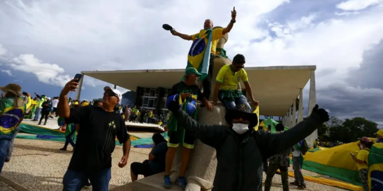 Foragido que furtou réplica da Constituição durante invasão em Brasília é preso em Minas Gerais