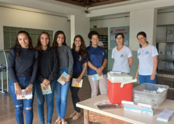 Equipe de saúde de Córrego Fundo realiza vacinação contra febre amarela em escola estadual