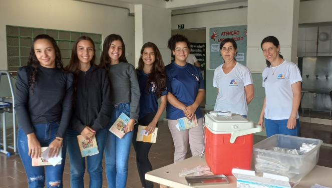 Equipe de saúde de Córrego Fundo realiza vacinação contra febre amarela em escola estadual
