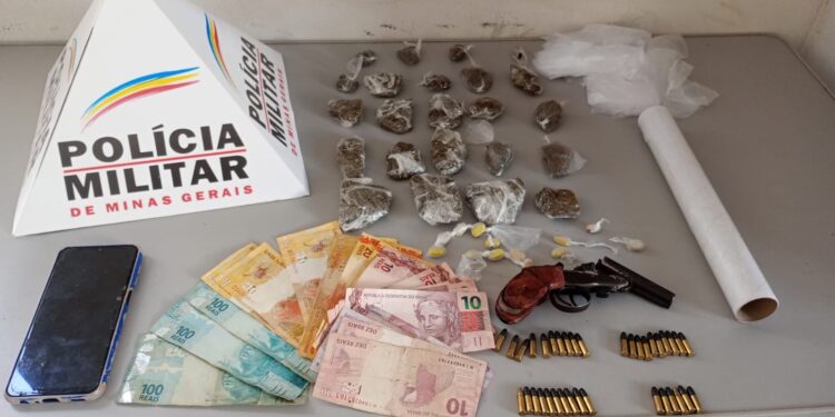 Operação da PM apreende menor, armas, munições e drogas em Formiga