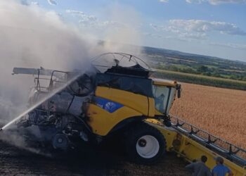 Incêndio destrói colheitadeira durante colheita de soja na zona rural de Arcos