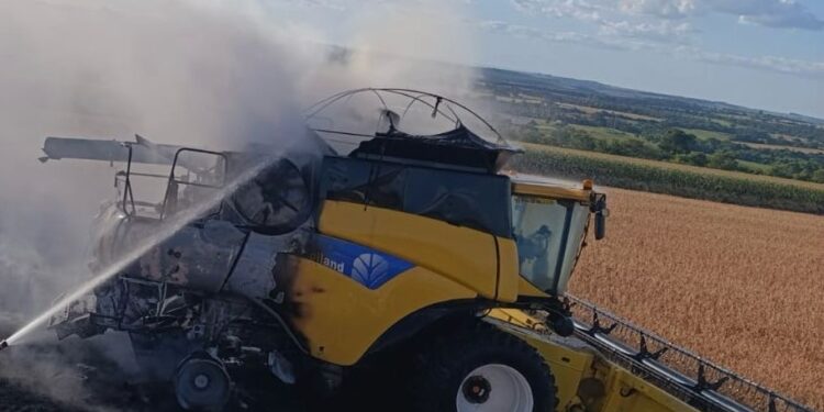 Incêndio destrói colheitadeira durante colheita de soja na zona rural de Arcos