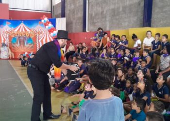 “Mundo mágico do circo” encanta crianças da escola Célia de Melo