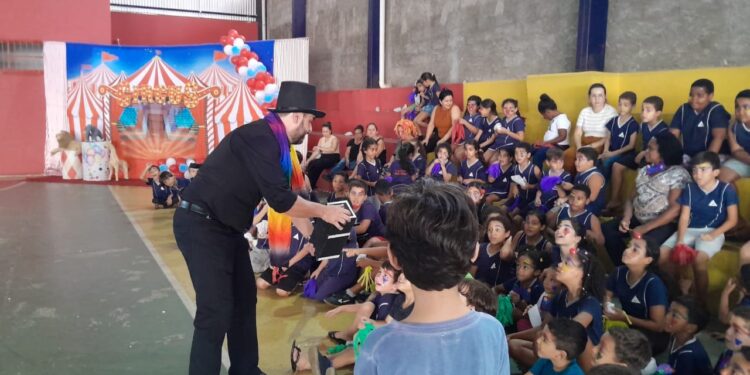 “Mundo mágico do circo” encanta crianças da escola Célia de Melo
