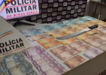 Homem invade supermercado com facão e rouba dois mil reais em MG