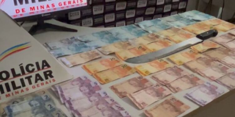 Homem invade supermercado com facão e rouba dois mil reais em MG