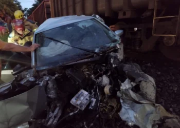 Batida entre trem e carro deixa quatro pessoas da mesma família feridas em Juiz de Fora