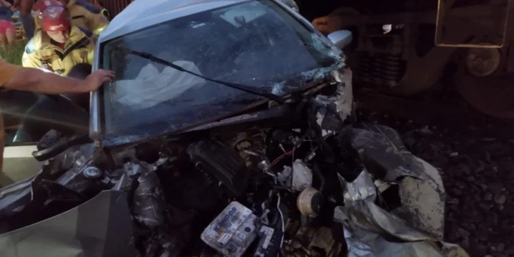 Batida entre trem e carro deixa quatro pessoas da mesma família feridas em Juiz de Fora