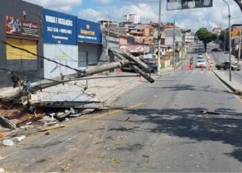 Caminhão derruba poste, capota em avenida e deixa 50 imóveis sem energia em BH