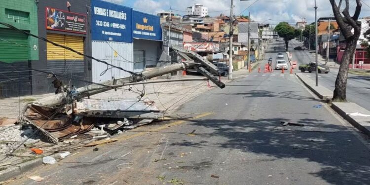 Caminhão derruba poste, capota em avenida e deixa 50 imóveis sem energia em BH