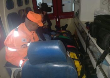 Peão de rodeio cai de touro durante apresentação e perde momentaneamente os movimentos do corpo em Córrego Dantas