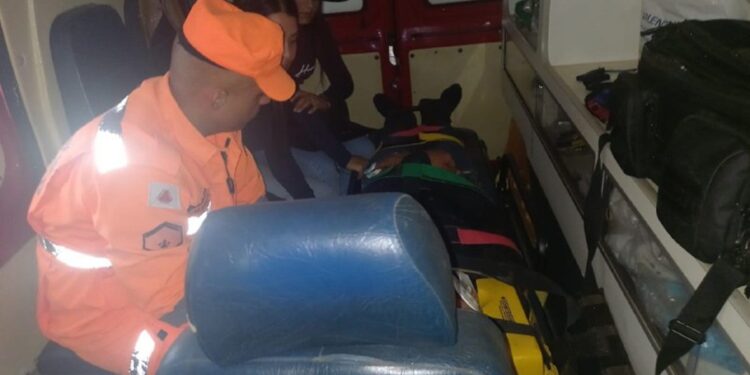 Peão de rodeio cai de touro durante apresentação e perde momentaneamente os movimentos do corpo em Córrego Dantas