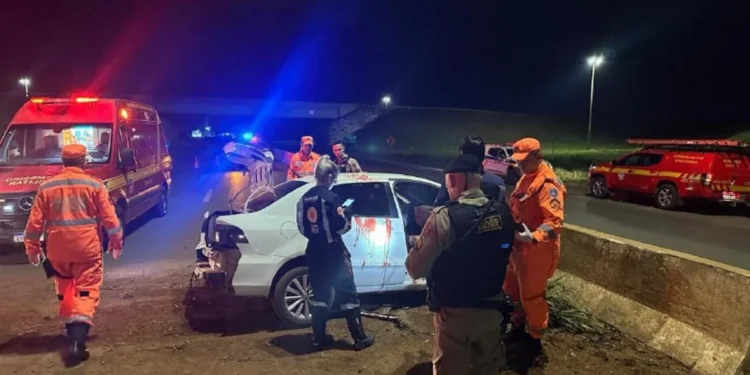 Jovem esfaqueado morre em acidente de carro enquanto era levado para o hospital em Patos de Minas