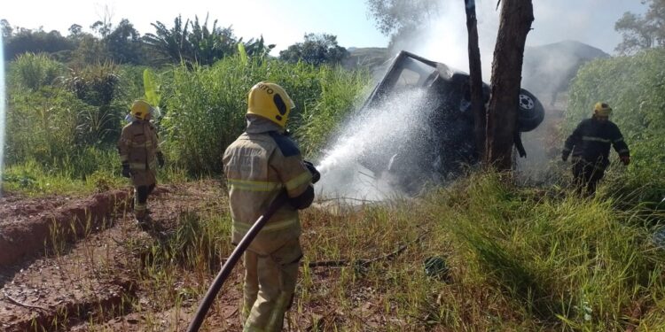 Motociclista morre e caminhão de leite pega fogo em acidente na BR-459